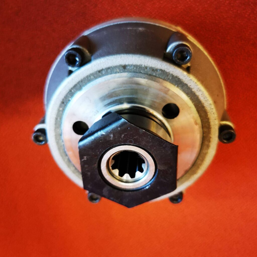 15533 ΚΩΝΙΚΟΣ ΣΥΜΠΛΕΚΤΗΣ ΧΟΡΤΟΚΟΠΤΙΚΟ BERTOLINI // Frizione conicaØ 103x87 mmAlbero Ø 22,5 mmConicità 1:515x12EV - 8 cave  frizione conica per BERTOLINI