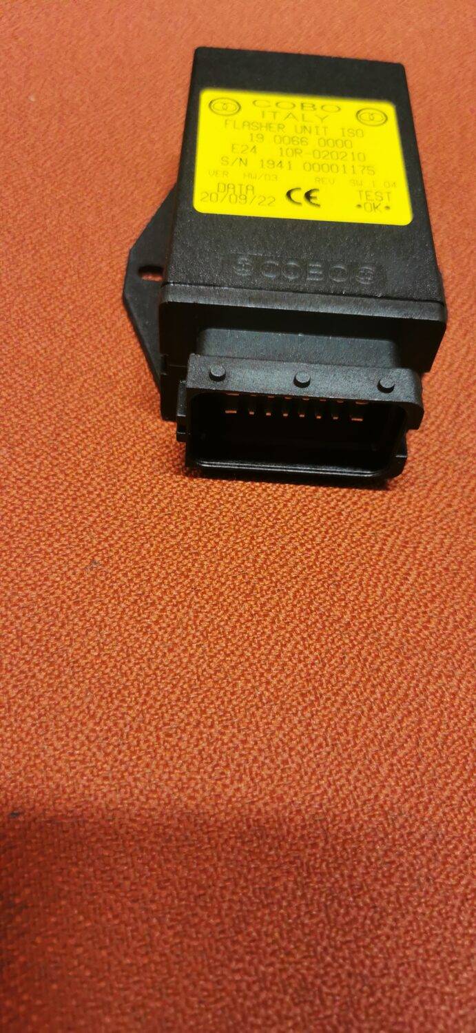 87577636 UNIT, FLASHER- NEW HOLLAND CASE  ΦΛΑΣΕΡ Serie: T4000, Serie: T5000, Serie: T6000, Serie: T6000 PC – RC, Serie: T7000,Serie: TL, Serie: TLA, Serie: TM, Serie: TNA, Serie: TND, Serie: TNDA, Serie: TNF,Serie: TNFA,Serie: TNN, Serie: TNNA, Serie: TNS,Serie: TNSA,Serie: TNV, Serie: TNVA